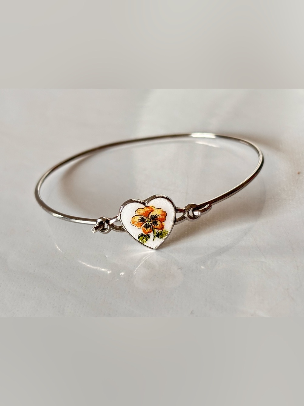 🌷5/25$ Danty  White hart with orange flower bangle bracelet